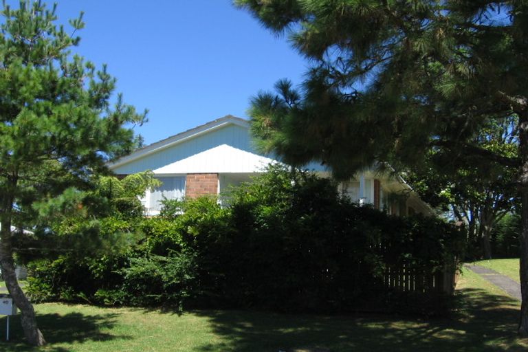 Photo of property in 40 Lysander Crescent, Beach Haven, Auckland, 0626