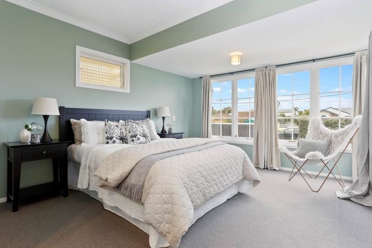 Photo of property in 28 Harbour View Road, Te Atatu Peninsula, Auckland, 0610