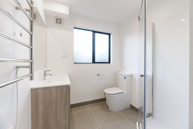 Photo of property in 4/60 Triangle Road, Massey, Auckland, 0614