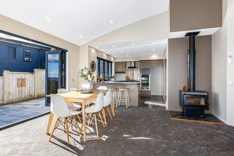 Photo of property in 6 Seascape View, Paremata, Porirua, 5024