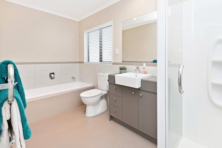 Photo of property in 1 Lorenzo Way, Flat Bush, Auckland, 2016