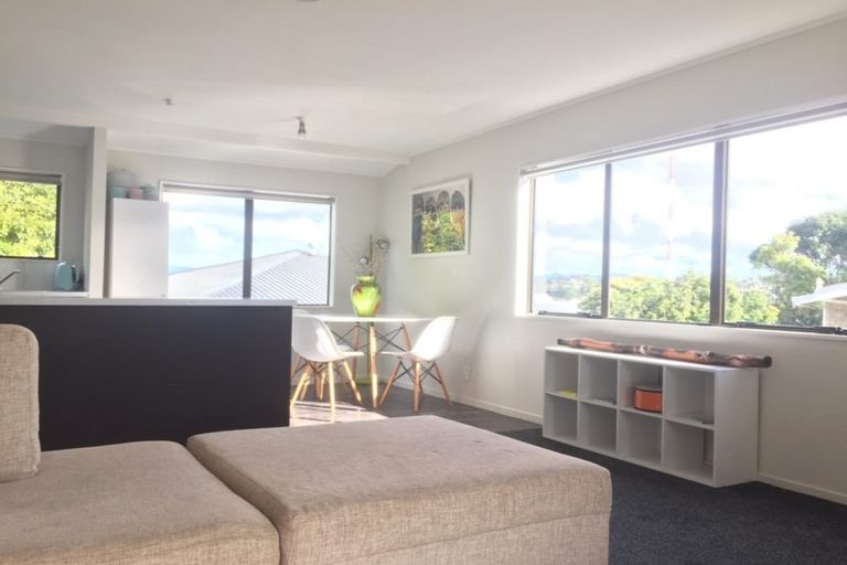 Photo of property in 2/45 Taioma Crescent, Te Atatu Peninsula, Auckland, 0610