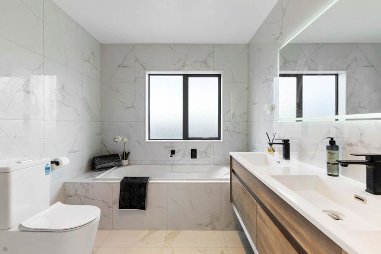 Photo of property in 8 Fjord Way, Karaka, Papakura, 2113