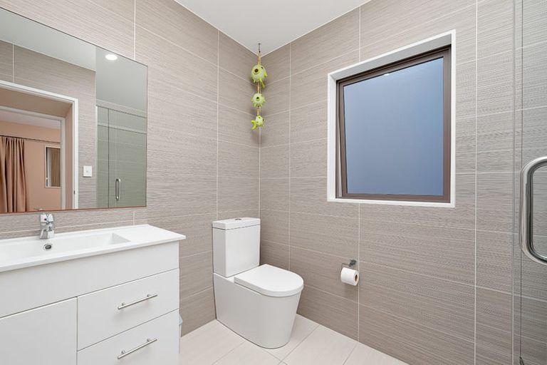 Photo of property in 77 San Marino Drive West, Henderson, Auckland, 0612