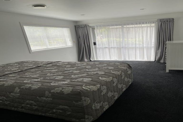 Photo of property in 16 Thorburn Avenue, Red Beach, 0932