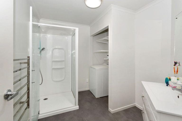 Photo of property in 10/17 Harbour View Road, Te Atatu Peninsula, Auckland, 0610