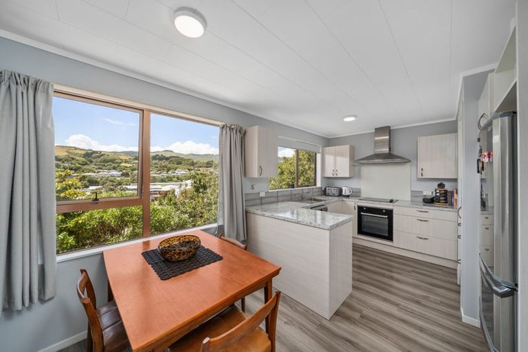 Photo of property in 15a Kereru Bend, Tawa, Wellington, 5028