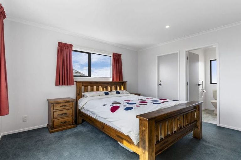Photo of property in 10 Bennett Grove, Newlands, Wellington, 6037