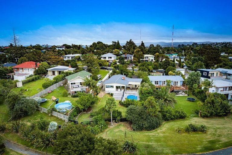 Photo of property in 20 Noall Street, Te Atatu Peninsula, Auckland, 0610