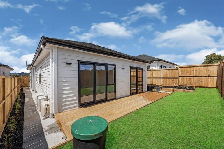 Photo of property in 14 Waimarie Drive, Karaka, 2578