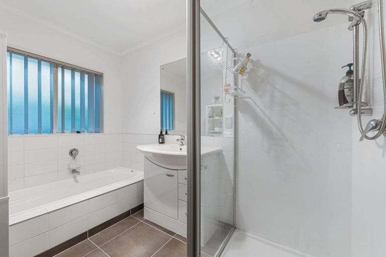 Photo of property in 16 Fernloche Place, Flat Bush, Auckland, 2016