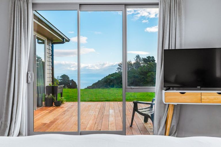 Photo of property in 5 Glendas Way, Acacia Bay, Taupo, 3385