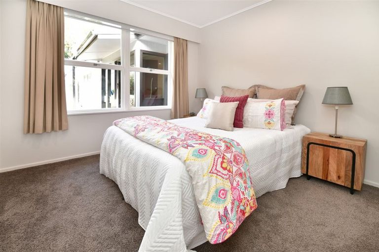 Photo of property in 12 Tawhana Crescent, Red Beach, 0932