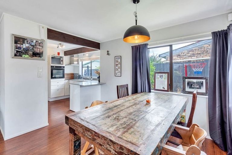 Photo of property in 3/98 Roberts Road, Te Atatu South, Auckland, 0610