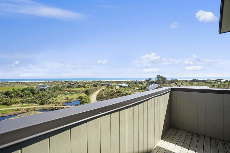 Photo of property in 17 Uxbridge Terrace, Waikawa Beach, Levin, 5573