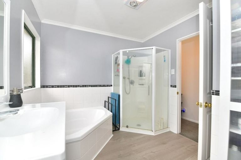 Photo of property in 11 Cabeleigh Drive, Helensville, 0800