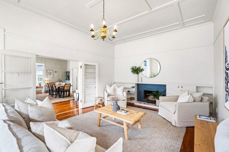 Photo of property in 45 Napier Terrace, Hospital Hill, Napier, 4110