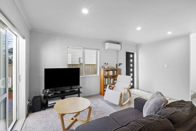 Photo of property in 8/16 Black Rock Road, Newlands, Wellington, 6037