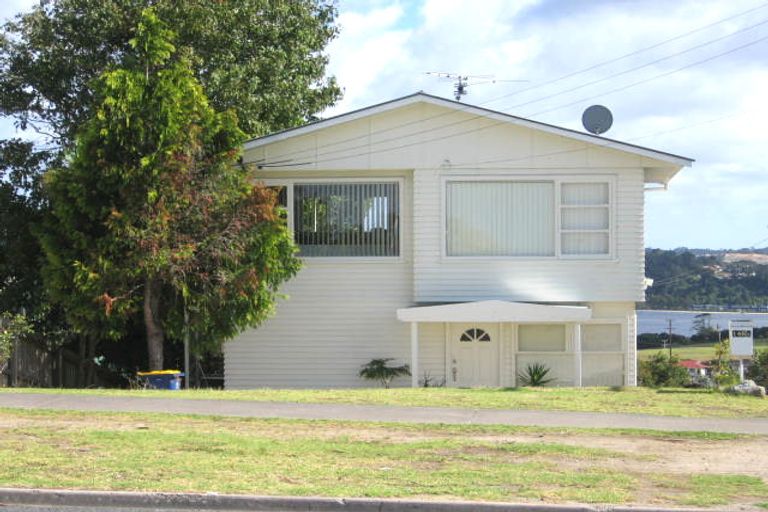 Photo of property in 2/146 Sunset Road, Unsworth Heights, Auckland, 0632