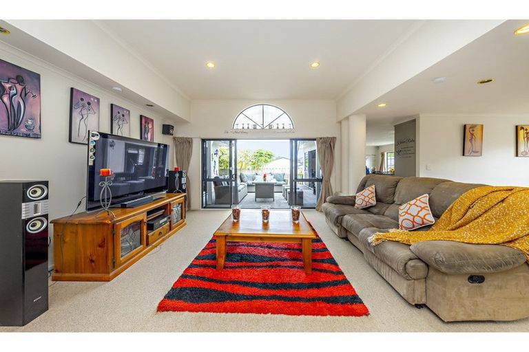 Photo of property in 11 Glenveagh Park Drive, Weymouth, Auckland, 2103