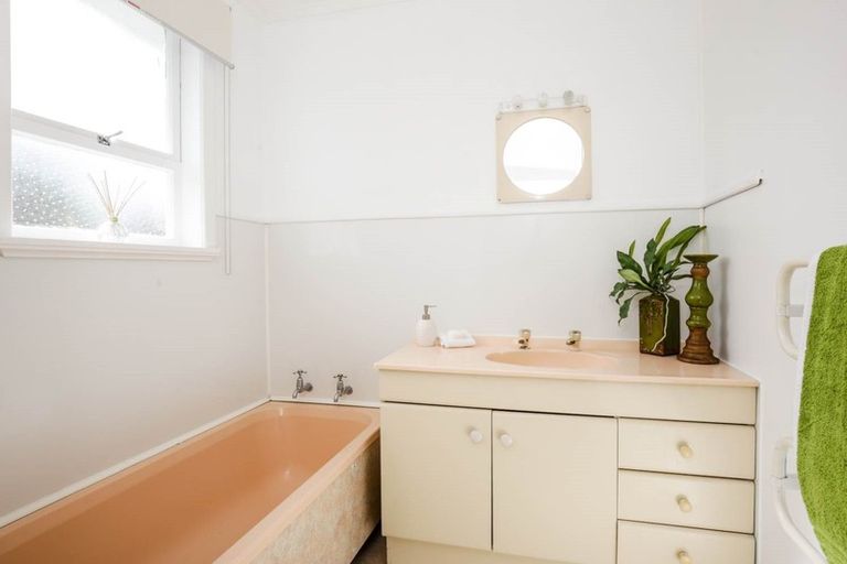 Photo of property in 10 Royal View Road, Te Atatu South, Auckland, 0610