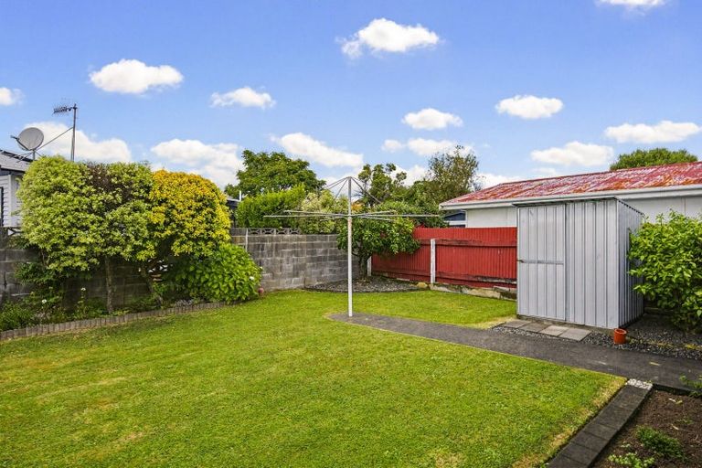 Photo of property in 24 Featherston Street, Levin, 5510