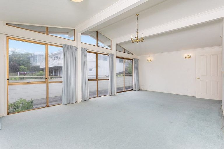 Photo of property in 17 Sea Vista Avenue, Beach Haven, Auckland, 0626