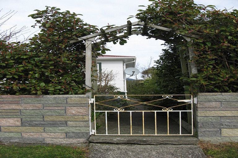 Photo of property in 33 Russell Road, Wainuiomata, Lower Hutt, 5014