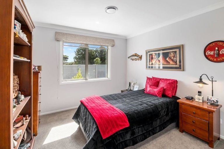 Photo of property in 18 Morepork Drive, Waikanae, 5036