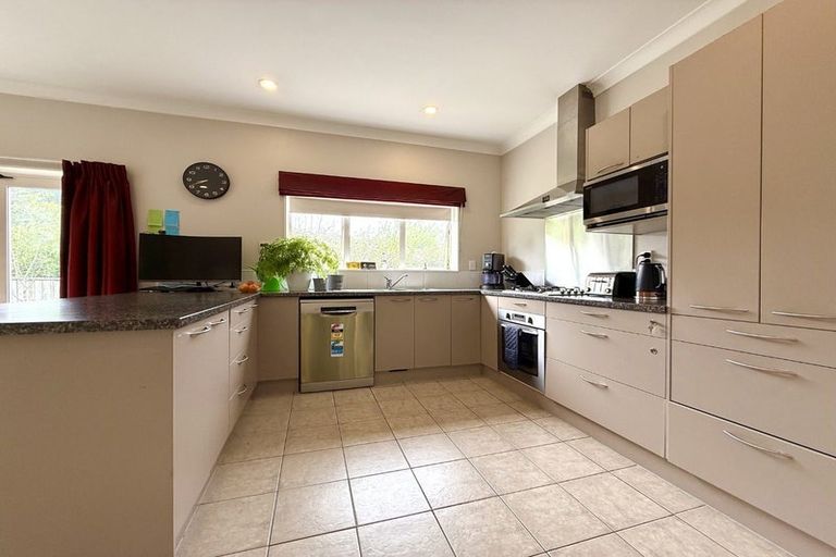 Photo of property in 211 Westchester Drive, Churton Park, Wellington, 6037
