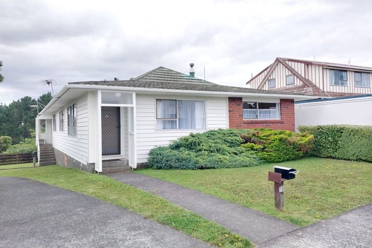 Photo of property in 10 Kingsbridge Place, Newlands, Wellington, 6037