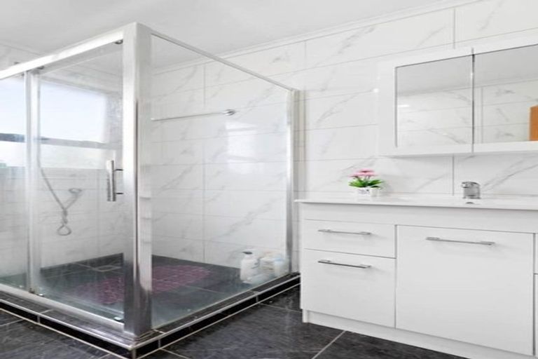 Photo of property in 2 Mcnaughton Avenue, Mangere East, Auckland, 2024