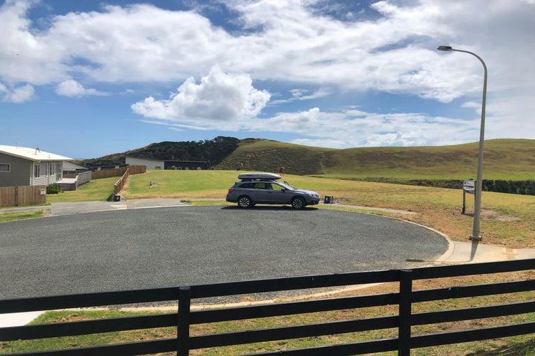 Photo of property in 5 Snapper Street, Baylys Beach, 0377