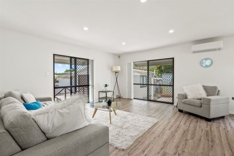 Photo of property in 2/24 Edinburgh Avenue, Rosehill, Papakura, 2113