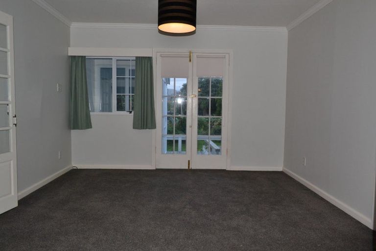Photo of property in 111 Seaview Road, Paraparaumu Beach, Paraparaumu, 5032