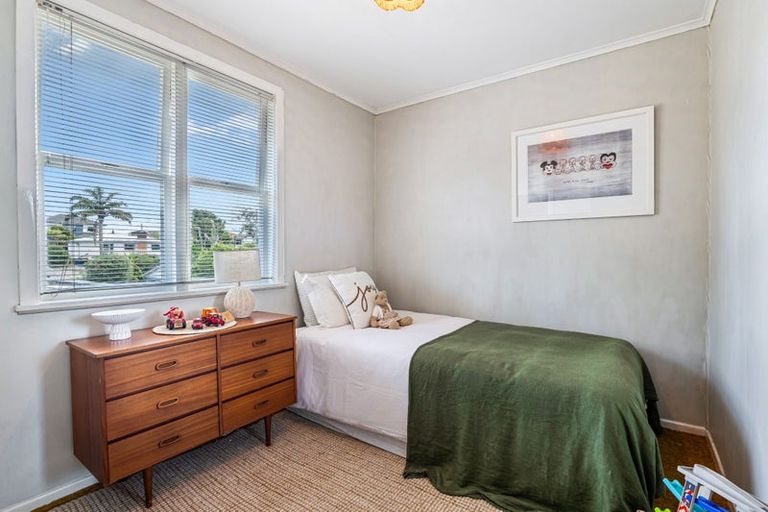 Photo of property in 18 Selwyn Crescent, Forrest Hill, Auckland, 0620