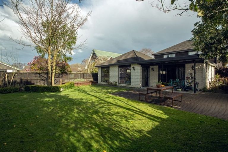 Photo of property in 10 Harkness Place, Avonhead, Christchurch, 8042