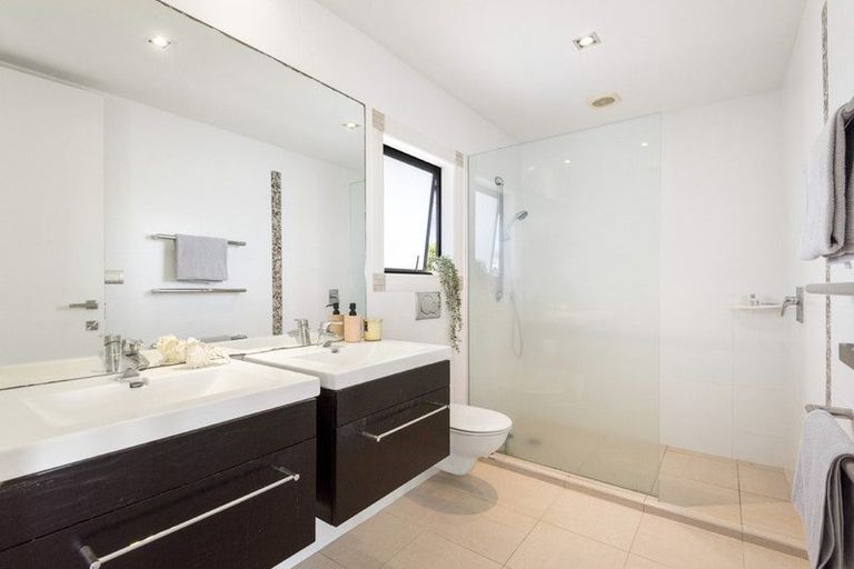 Photo of property in 34 Browns Bay Road, Rothesay Bay, Auckland, 0630