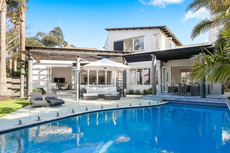 Photo of property in 2/2 Clifton Road, Hauraki, Auckland, 0622