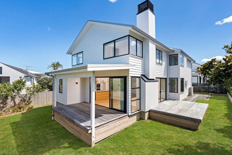 Photo of property in 12b Newburn Road, Waiake, Auckland, 0630
