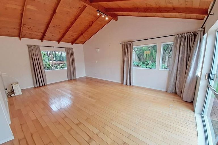 Photo of property in 14 La Roche Place, Northcote, Auckland, 0627