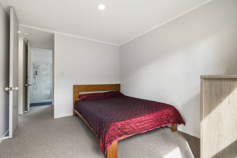 Photo of property in 2/42 Rua Road, Glen Eden, Auckland, 0602