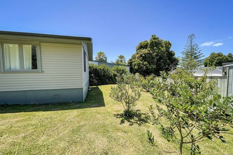 Photo of property in 39a Fairclough Road, Beach Haven, Auckland, 0626