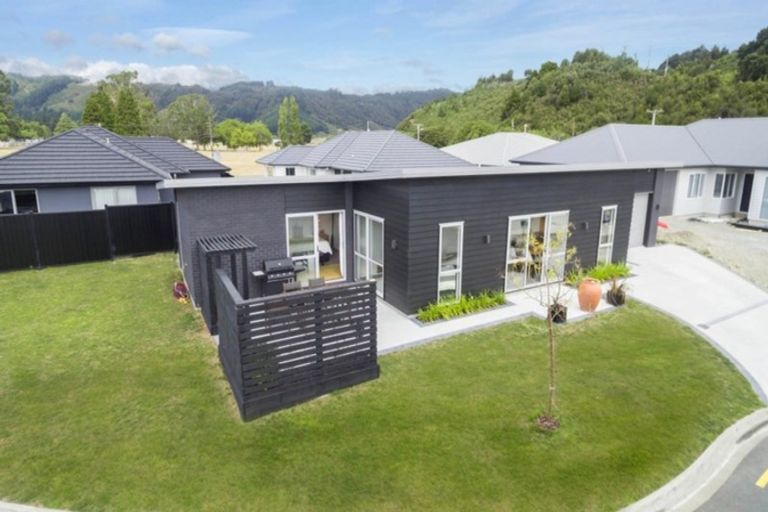 Photo of property in 3 Passchendaele Grove, Trentham, Upper Hutt, 5018