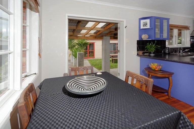 Photo of property in 7 Rixon Place, Te Atatu Peninsula, Auckland, 0610