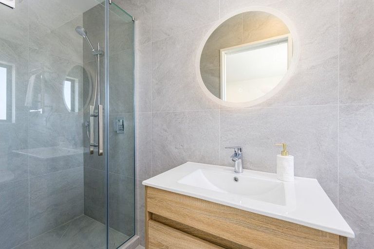 Photo of property in 13 Edgerton Road, Te Atatu Peninsula, Auckland, 0610