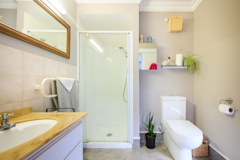 Photo of property in 6 Grange Place, Milson, Palmerston North, 4414