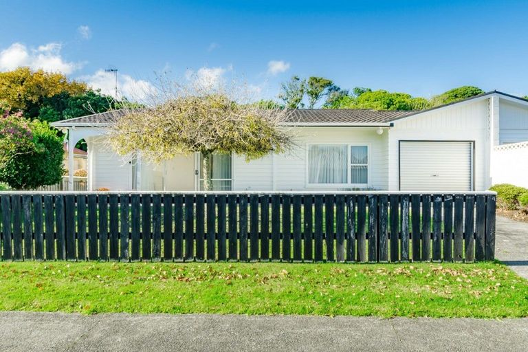 Photo of property in 2 Patterson Grove, Waikanae, 5036