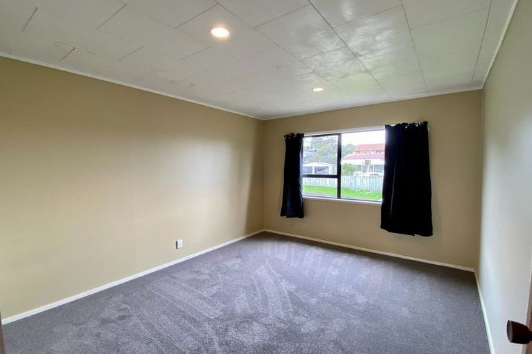 Photo of property in 2 Atlantis Place, Totara Vale, Auckland, 0629