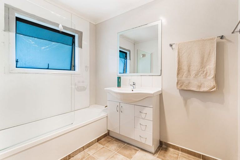 Photo of property in 1 Taipari Road, Te Atatu Peninsula, Auckland, 0610